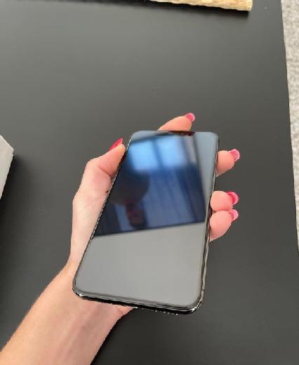 iPhone XS Max  64 gb couleur noir 