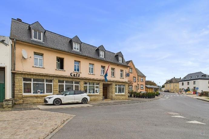 18 chambres et restaurant Rendement locatif de 7,2%. 