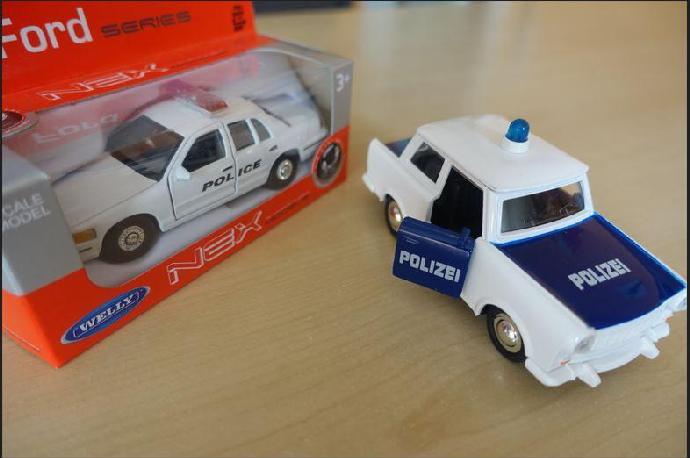 2 VOITURES DE COLLECTION POLICE NEUFS