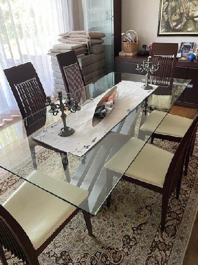 Table avec chaises 