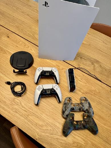 PlayStation 5 avec deux manettes