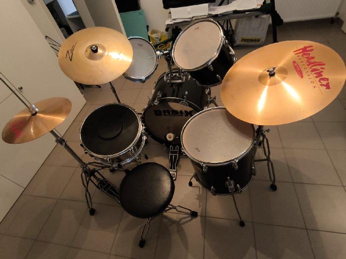 Acoustic drum set