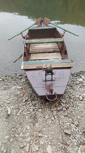 Bateau sur la riviere et le lac