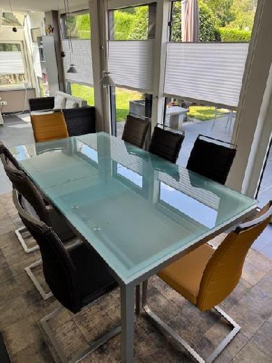 Magnifique table de salle à manger en verre avec chaises