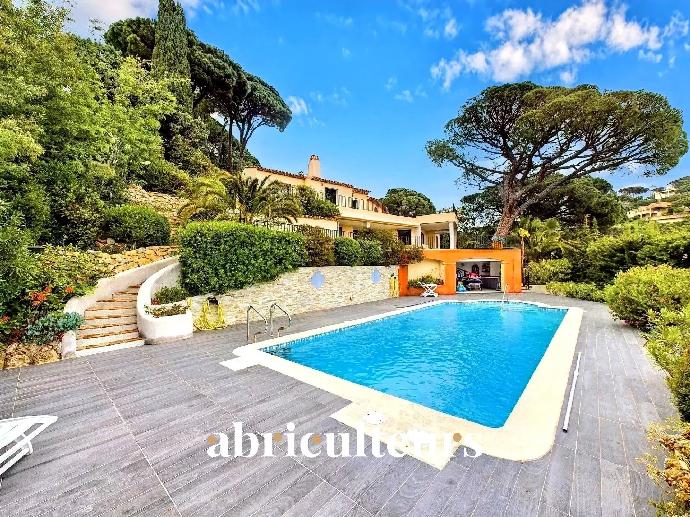 Luxury Villa in Sainte-Maxime with Stunning Amenities