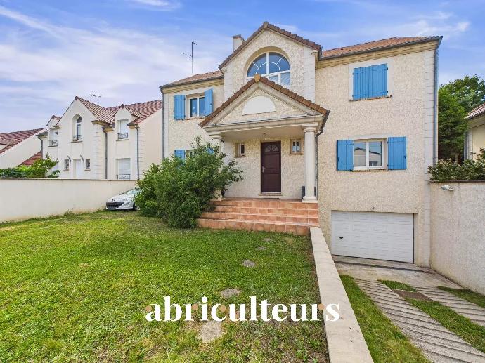 QUIET FAMILY HOME IN BRUNOY WITH GARDEN NOT OVERLOOKED