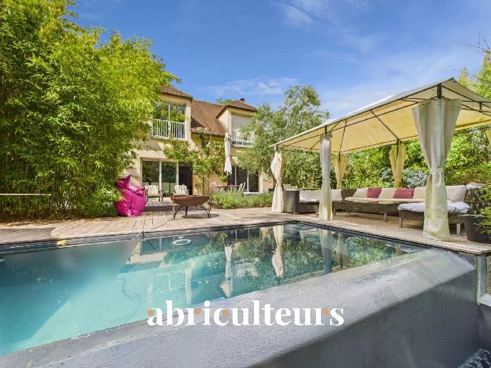 ELEGANT CONTEMPORARY HOME IN L'ÉTANG-LA-VILLE, IN THE HEART OF