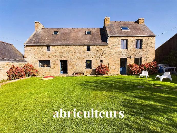 196 m² stone house in Plounéour-Brignogan-Plages, 800 m from 