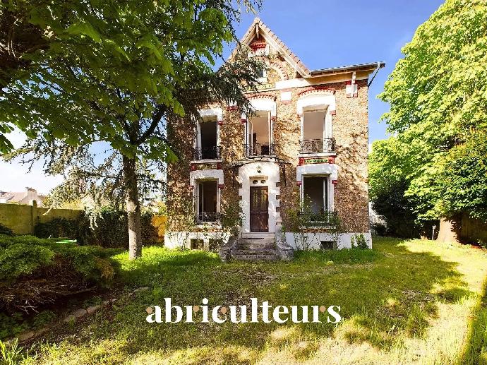 Middle-class house 222 m² on 930 m² of land - Wissous center,