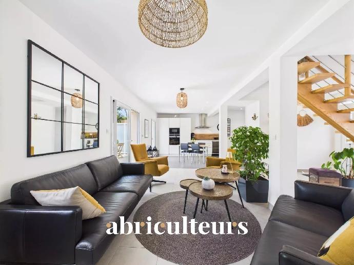 Large family home  of 156.93m² - Excellent condition  - 4 bedr