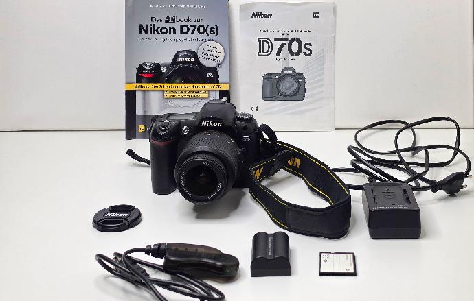 Nikon D70s avec objectif Nikon 18-55 mm VR et flash intégré