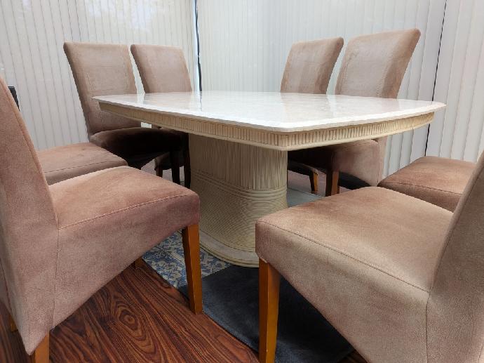 Table de salle à manger avec 8 chaises